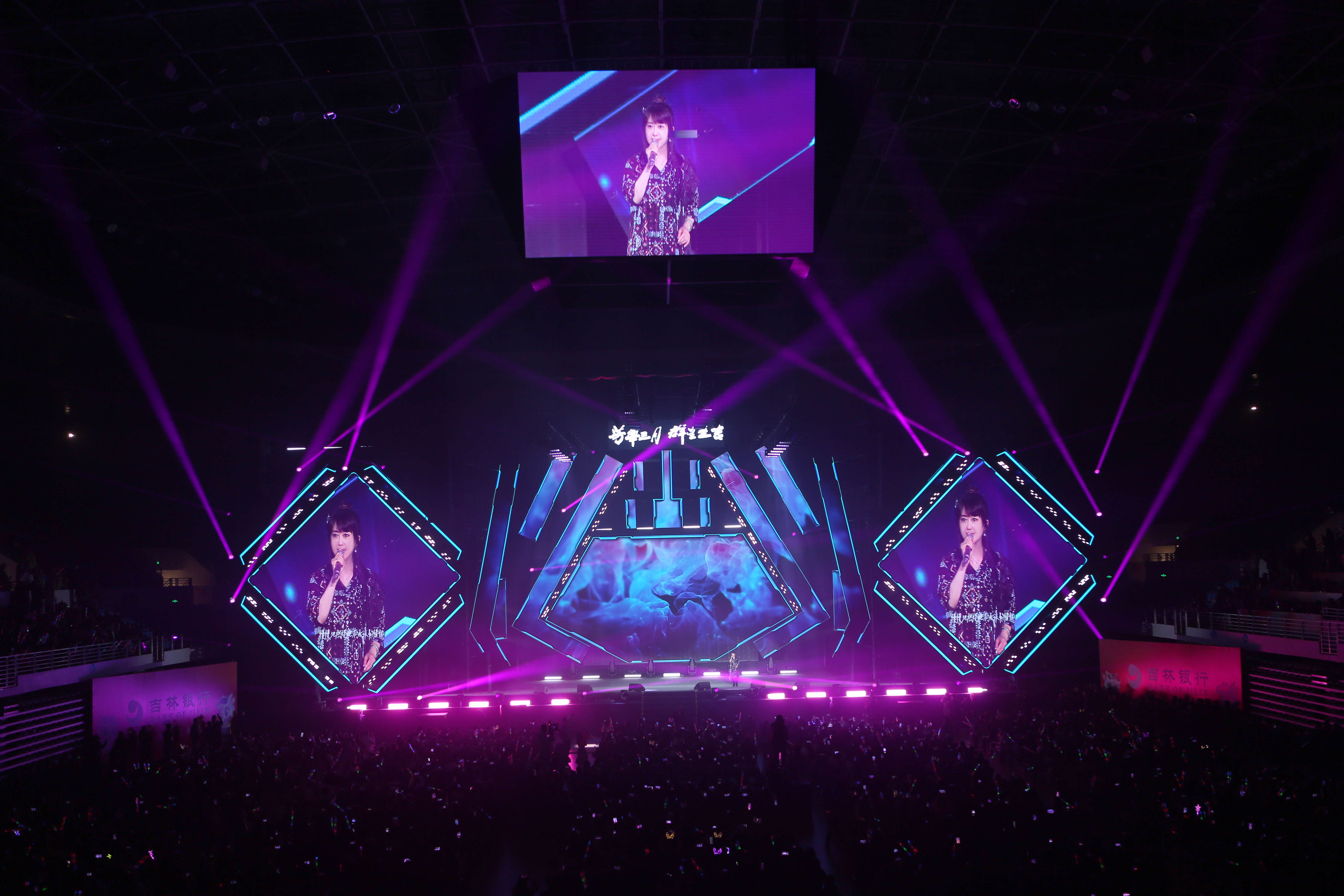 粉丝们沉浸在比赛的氛围中难以自拔！