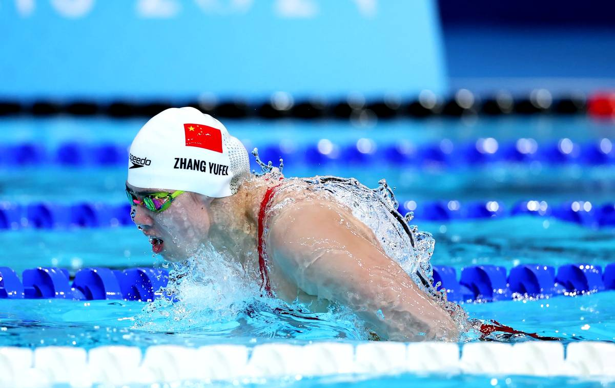 游泳比赛中选手全力以赴冲刺终点 游泳比赛中选手全力以赴冲刺终点