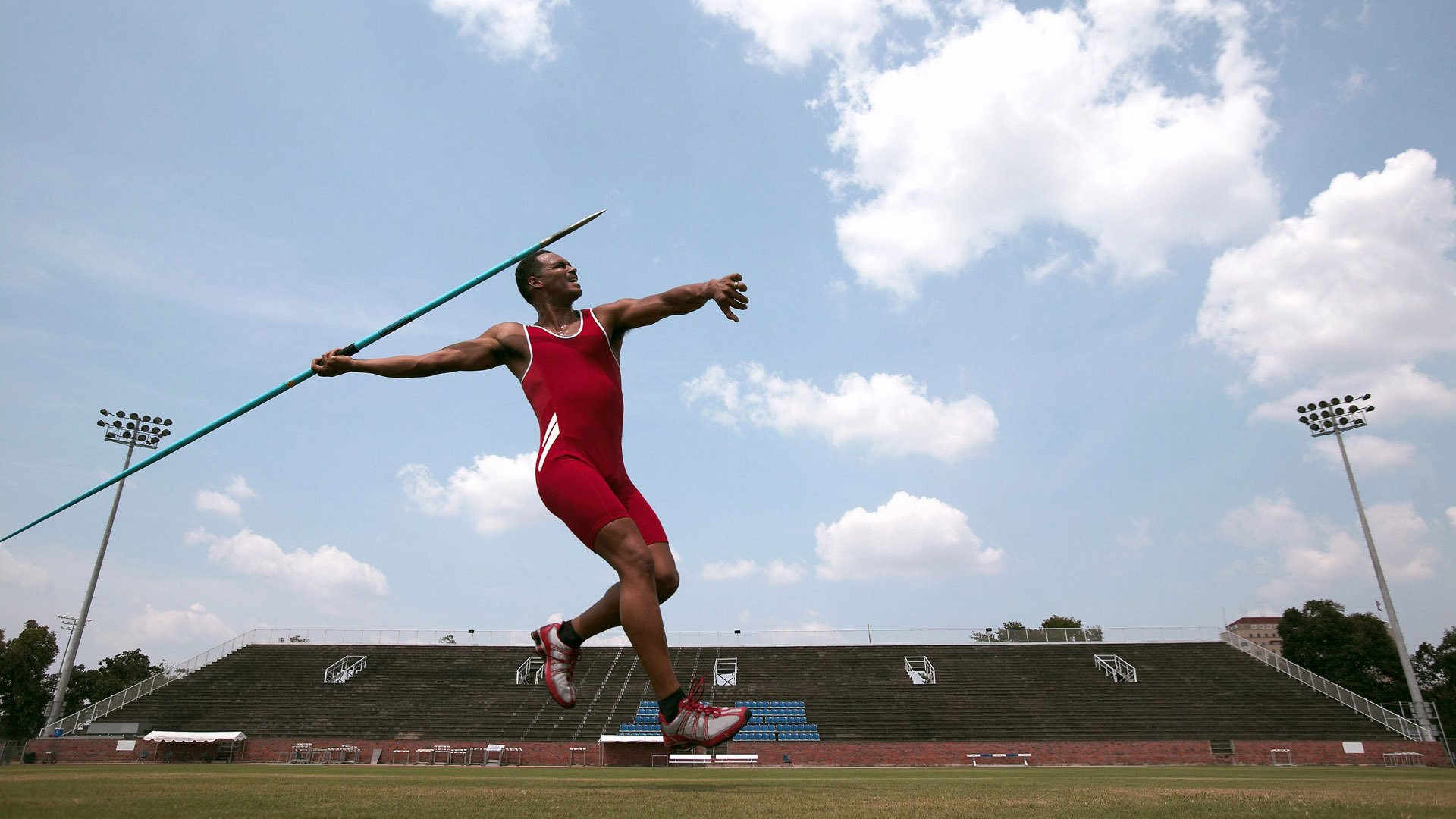 当库里用三分雨浇灭悬念,英超争冠夜见证另一种提前结束